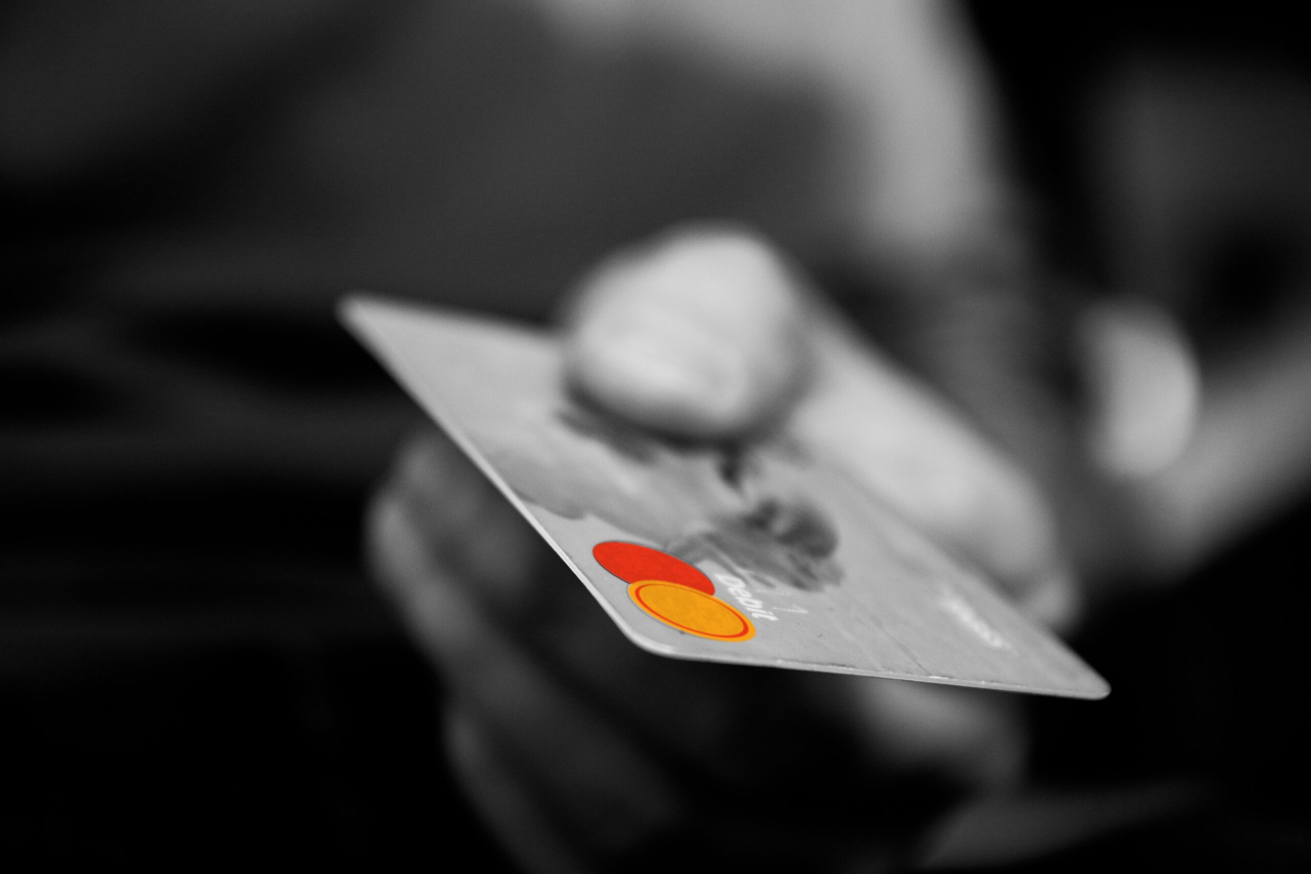 dívidas: mão segurando cartão de crédito